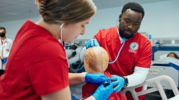 LRU nursing studentys in lab